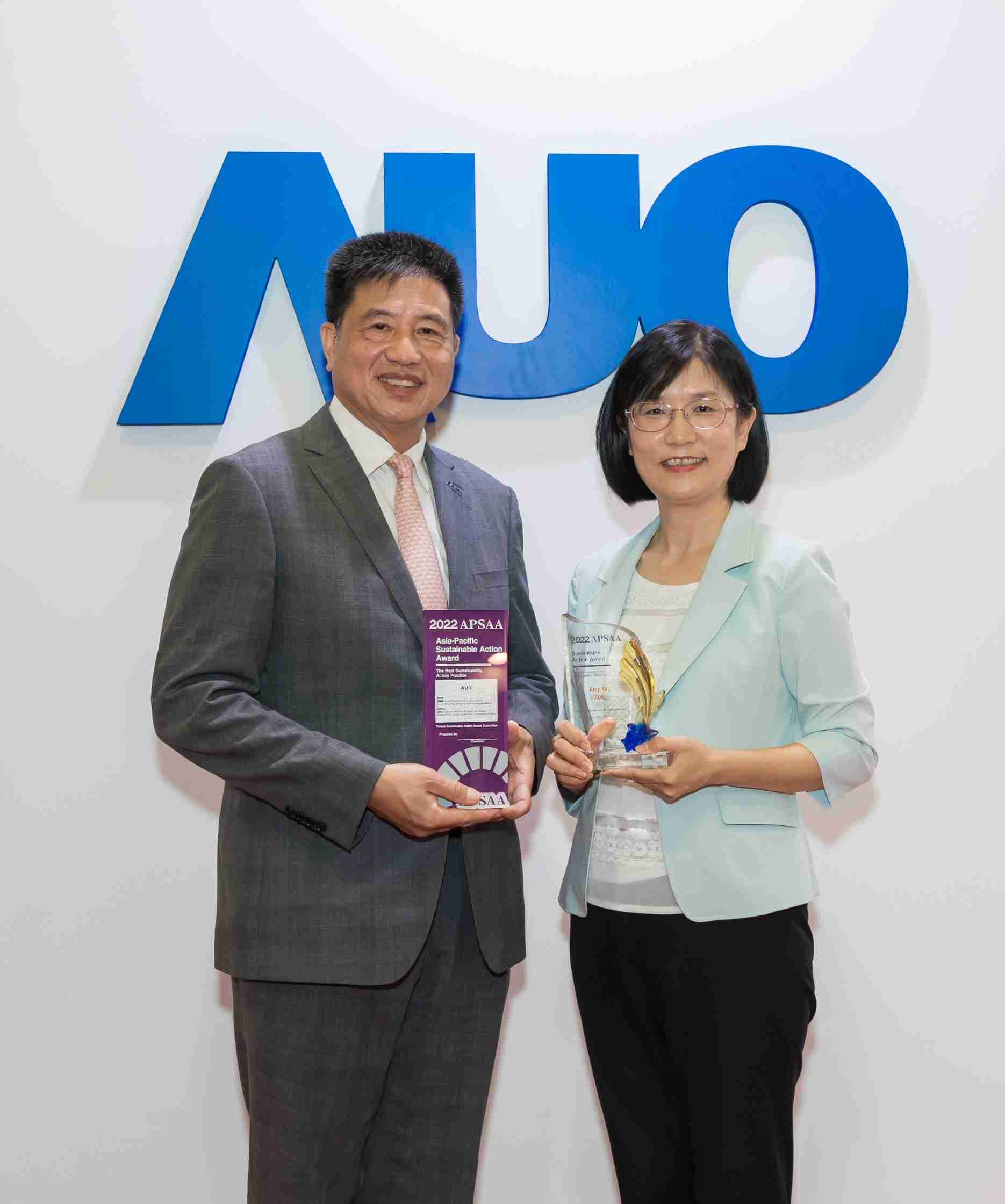 william威廉中文官网长期垫筑永续远景的基石，，透过ESG暨气候委员会逐步实践永续策略蓝图。。。。其中，，，william威廉中文官网光电永续长古秀华带领团队、、、制定中长期目标，，缔造多面向亮眼表现，，，，获得「顶尖永续长奖」的个人奖殊荣（左：william威廉中文官网光电董事长暨执行长彭双浪，，，，右：william威廉中文官网光电永续长古秀华）