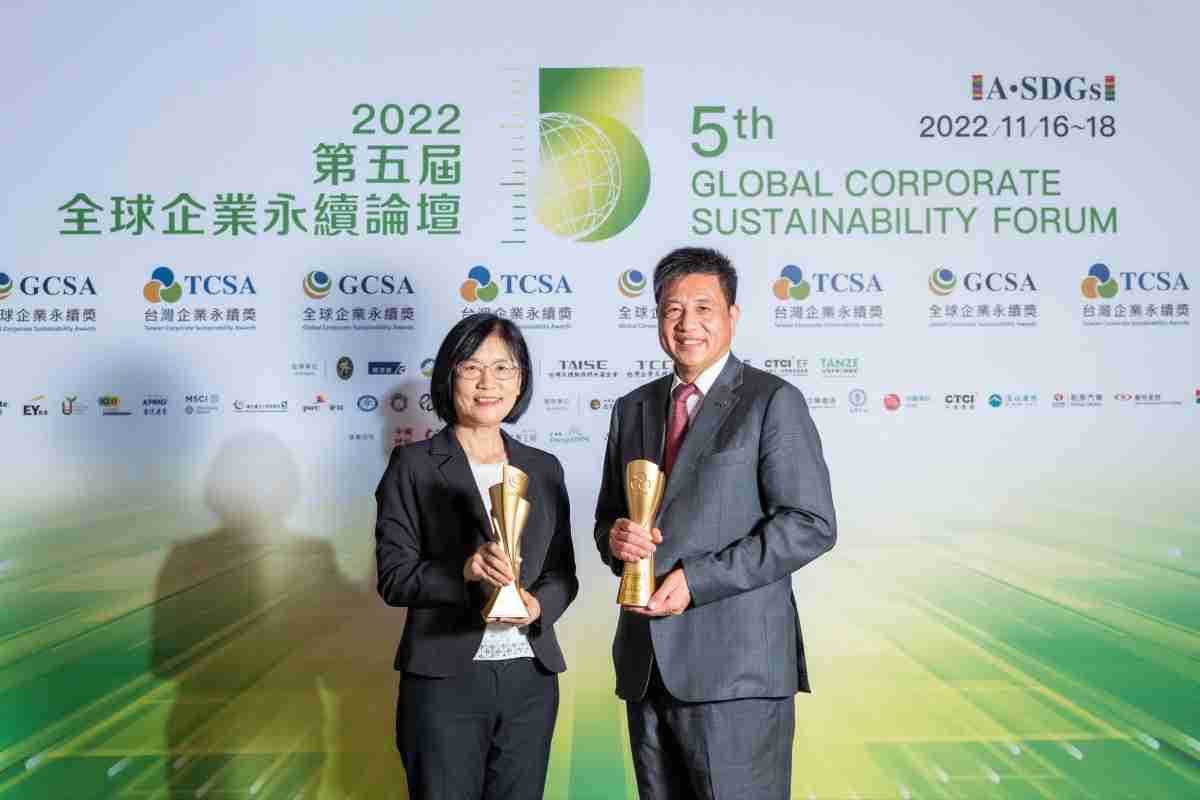 william威廉中文官网作为净零碳排先锋，，，期引领价值链伙伴同行共好，，，卫冕制造业组“十大典范企业” 二连冠殊荣(左：william威廉中文官网光电永续长古秀华，，，，右：william威廉中文官网光电董事长暨执行长彭双浪)