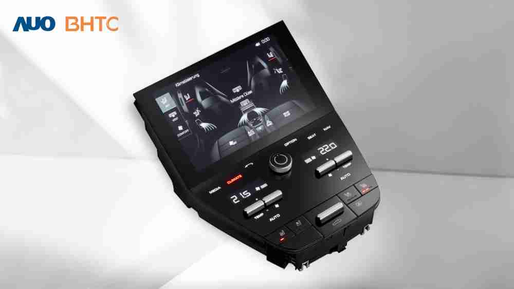 作為友達新生力軍，，，，BHTC所展示的中央與後座鞍部的Display HMI產品，，，，可處理多區恆溫控制、、、顯示畫面，，，，呈現仿真3D車室分區；以力傳感技術精準傳遞觸感，，，，並結合音量及震動反饋，，，防止意外啟動，，提供使用者自然流暢、、直觀且輕鬆駕馭的舒適介面
