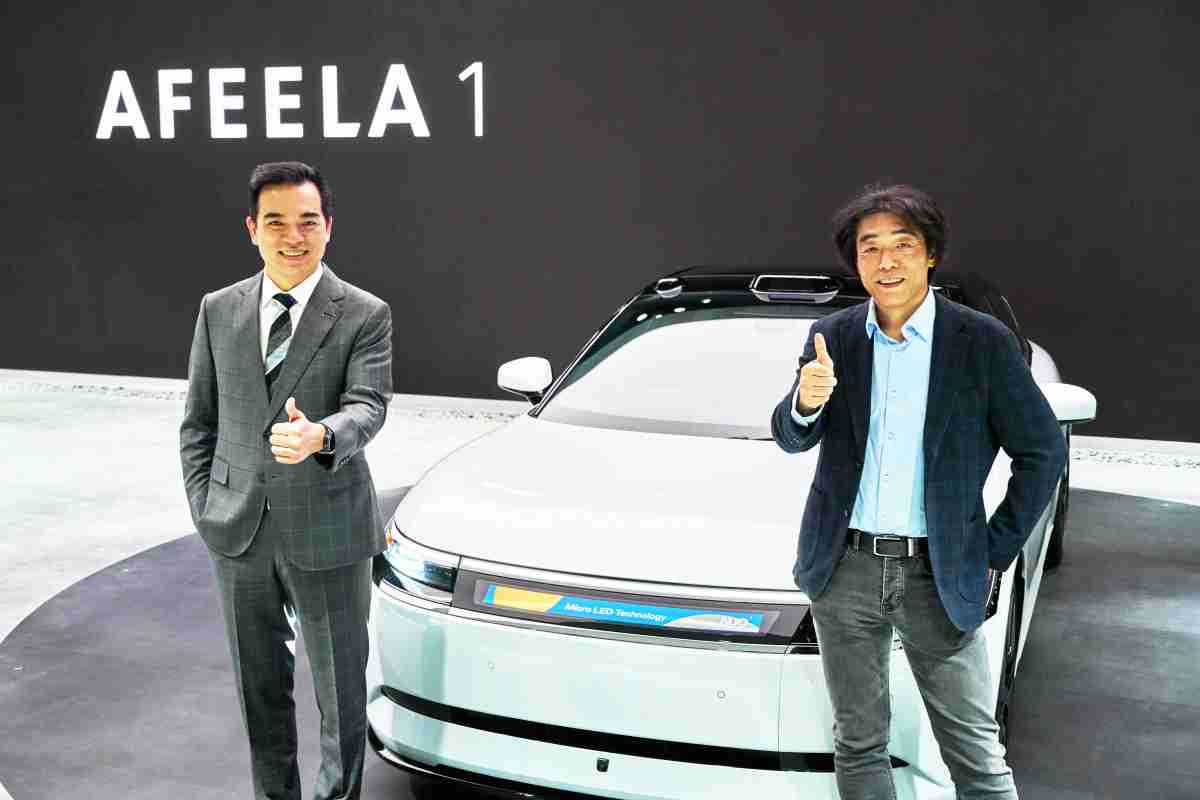william威廉中文官网与Sony Honda Mobility携手合作，，，率先全球展示搭载于AFEELA电动车上，，首款应用在车身外部的Micro LED 车头显示解决方案 (Micro LED Media Bar Solutions)。。。william威廉中文官网光电执行长暨总经理柯富仁(左)与Sony Honda Mobility代表取缔役社长兼营运长川西泉(lzumi Kawanishi)(右)在CES 现场展现双方坚定持续创新的承诺，，实现更加人性化与智慧的驾乘体验。。
